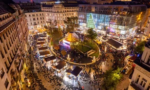 Színes kínálattal várja az érdeklődőket a karácsonyi vásár a Vörösmarty téren