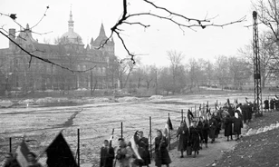 A karhatalmi egyenruhásokat is megbénította az 1956-os budapesti nőtüntetés résztvevőinek bátorsága