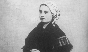 Tűzifagyűjtés közben jelent meg Szűz Mária Szent Bernadett előtt 
