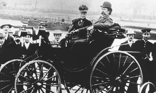Karl Benz szabadalmaztatta a gázpedált, a kuplungot, a sebességváltót, valamint a gyújtógyertyákat is