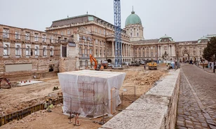 Pénzérmék és kályhacsempék kerültek elő a Budavári Palota alól