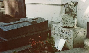 Nem keresték, de megtalálták Jim Morrison eltűnt szobrát