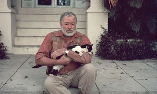 Önkezével vetett véget életének Ernest Hemingway