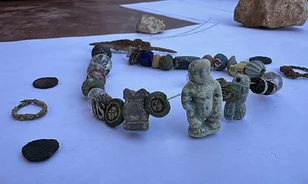 Pataikosz amulett került elő Perre ókori sírjából