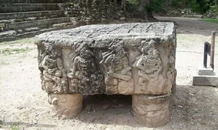 Altar Q megfejtése: a copáni királyok titkos kézjelei