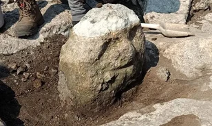 Idős férfi arca az ősi maja rituális térben