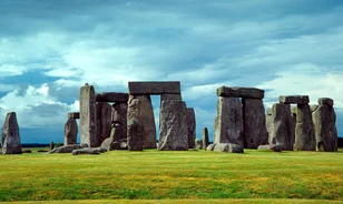 Rejtélyes neolitikus gödröket találtak a régészek Stonehenge közelében