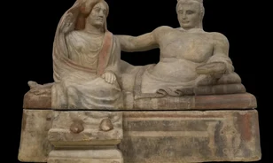Az etruszk urna restaurálása megmutatja az ókori szobrászat színeit