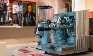 Petőfi feketéjétől a modern baristákig - kávétörténeti kiállítás nyílik a Kazinczy utcában