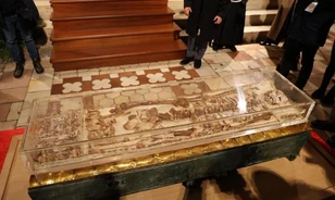 Százezrek állnak sorban Szent Ferenc csontjainál Assisiben