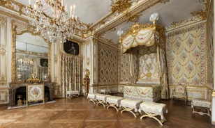 Eredeti pompájában állították helyre XVI. Lajos versailles-i hálószobáját