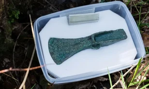 Kutyasétáltatás közben bukkantak egy 3400 éves bronzkori baltára