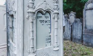 Restaurálták a tatai zsidó temető kerámia sírköveit