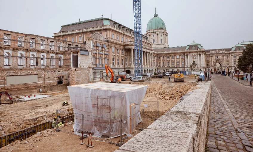 Pénzérmék és kályhacsempék kerültek elő a Budavári Palota alól