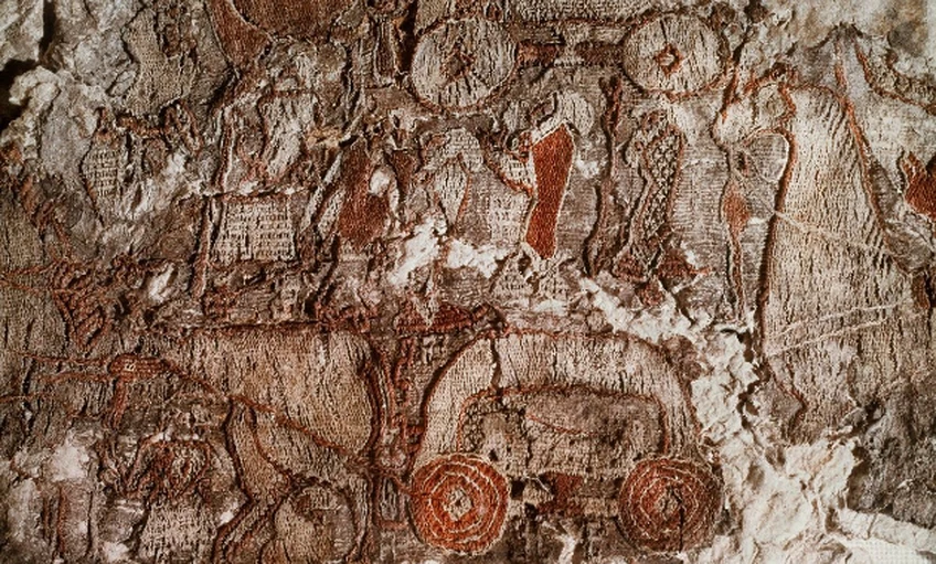 Mit jelképezhet a rejtélyes alak a viking-kori kárpiton?