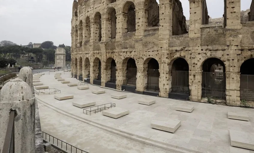 Jegyüzérek és botok uralják a római Colosseumot