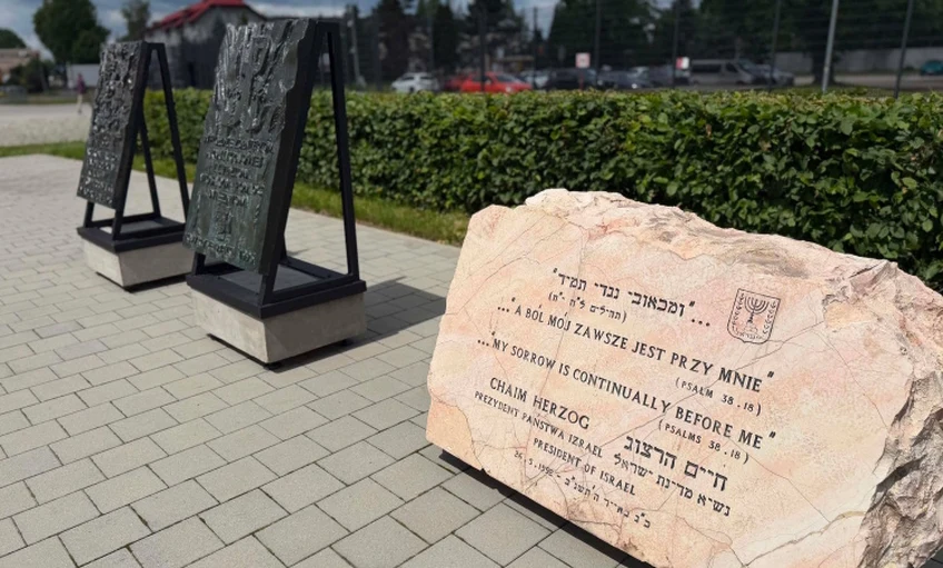 Áthelyezték az auschwitzi múzeum emléktábláit