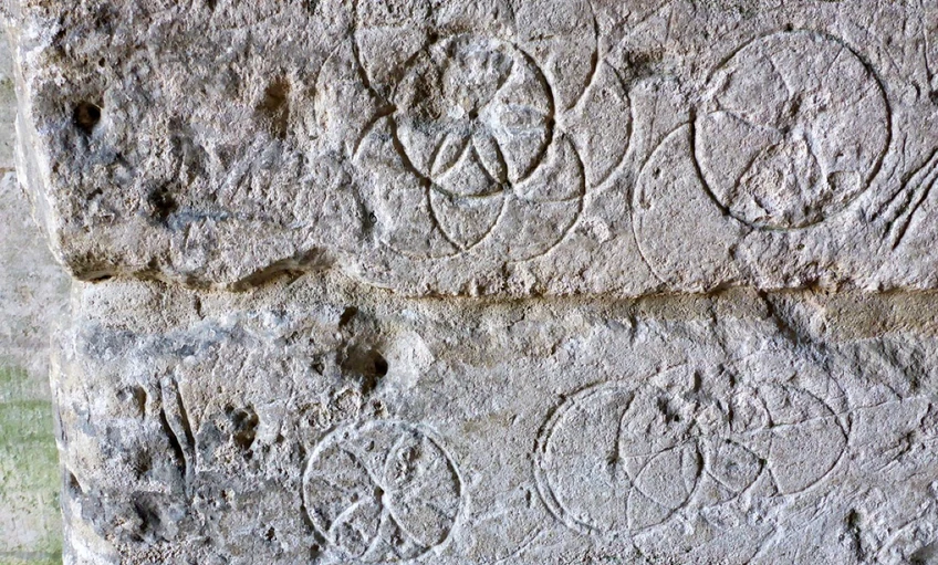 Kőfaragó-tanoncok munkái lehetnek a híres boszorkányjelek