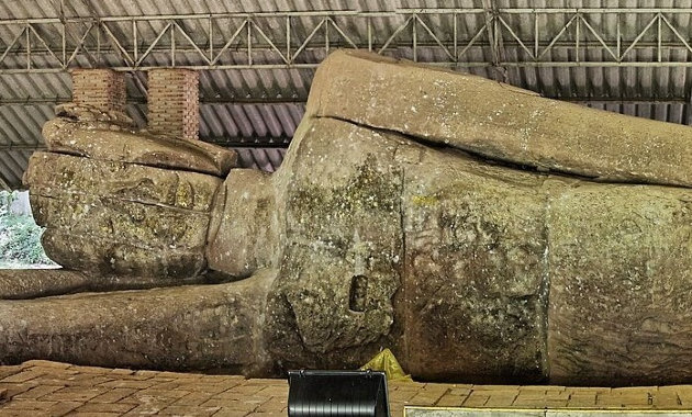 Kép a Wat Thammachak Sema Ram templomban található Buddha-szoborról
