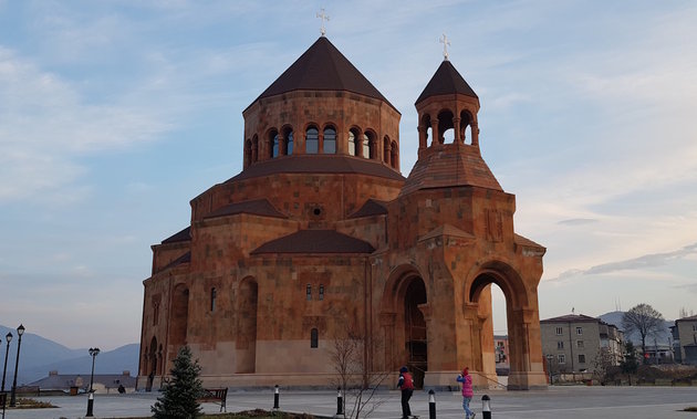 Lerombolták Hegyi-Karabah legnagyobb örmény katedrálisát
