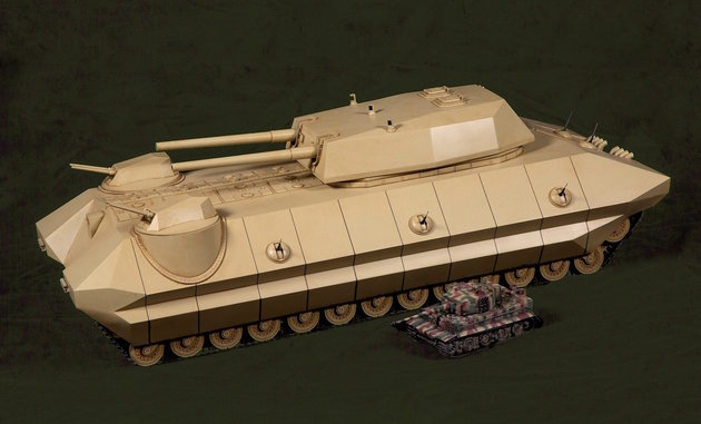 A soha nem gyártott 1000 tonnás Patkány tank modellje méretben összehasonlítva egy Tigris tankkal.