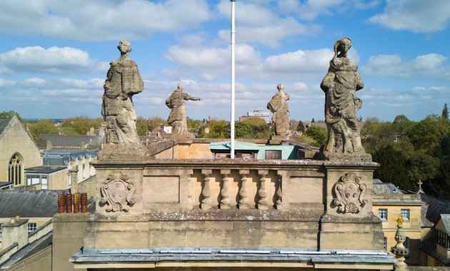 A Trinity College ikonikus szobrai napjainkban