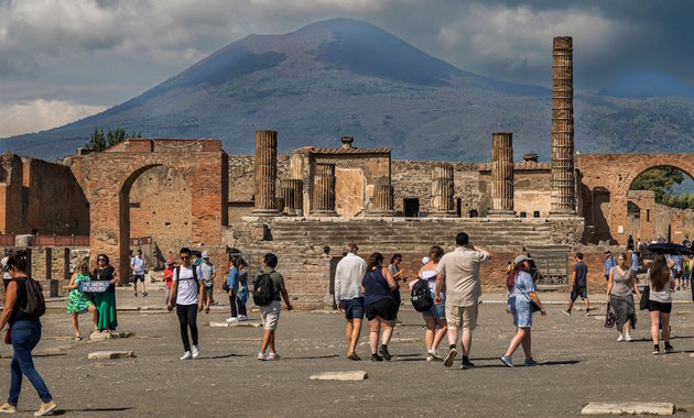 Kereskedelmi kertekké alakították Pompeji romjait a földrengés után