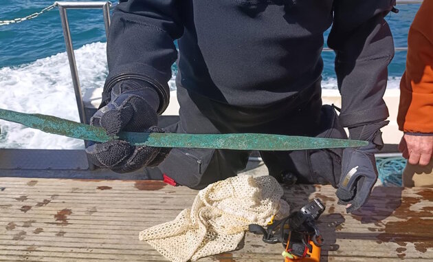 Bronzkori kardot emeltek ki Devon partjainál a tengerből