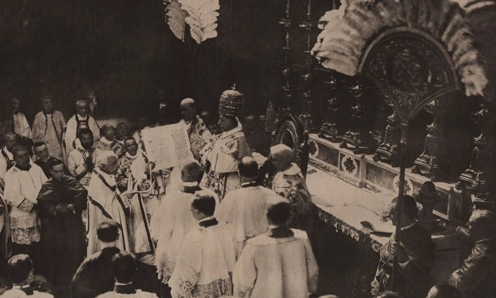 XV. Benedek pápa koronázása 1914-ben