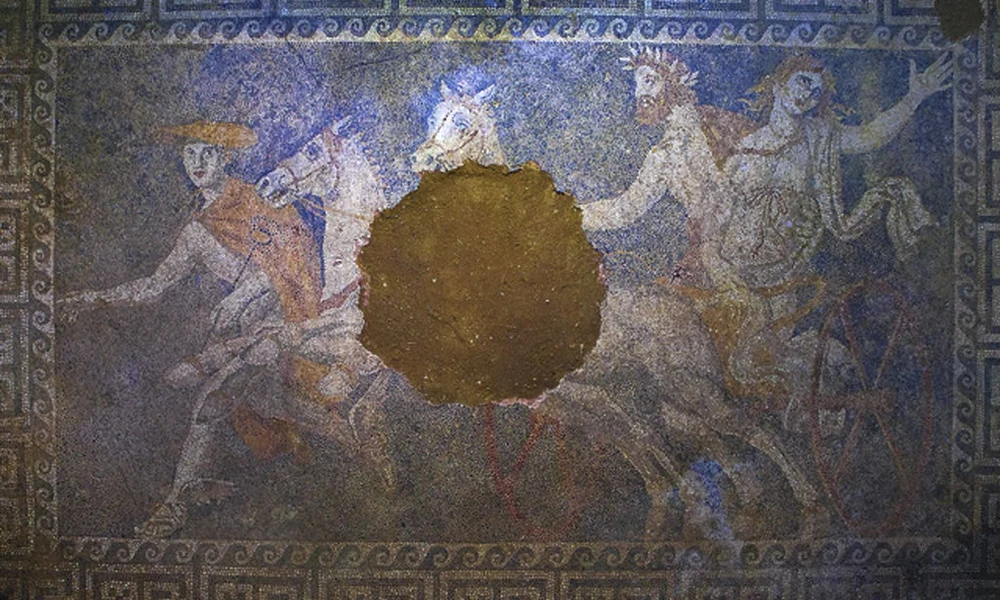 A görög kulturális minisztérium által 2014. október 16-án közreadott kép egy nagy, sérült padlómozaikról, amely Hádészt ábrázolja, ahogy harci szekéren elrabolja Perszephonét Hermész jelenlétében