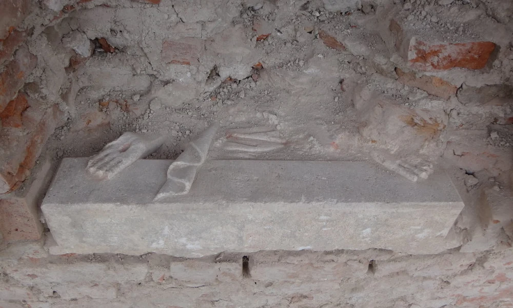 Szenzációs Krisztus-relief került elő a siklósi várnál