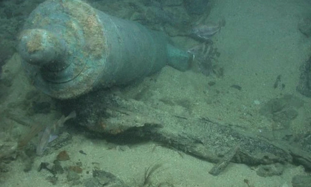 A HMS Victory bronzágyúja a tengerfenéken