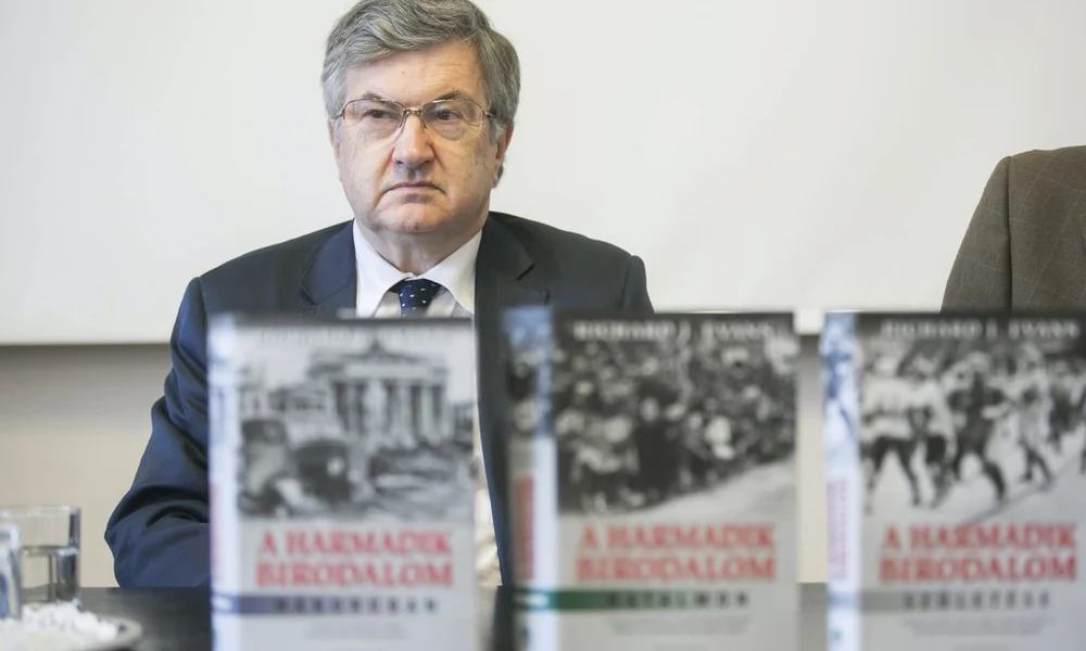 A Harmadik Birodalom-trilógia születéséről tartott előadást Budapesten Richard J. Evans brit történész