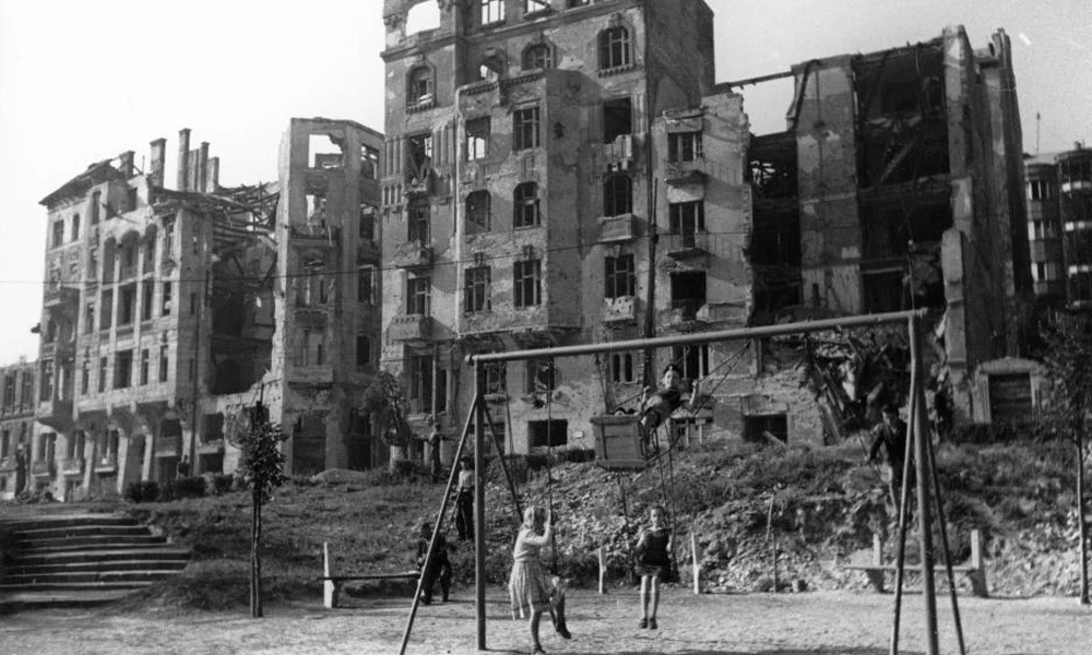1945