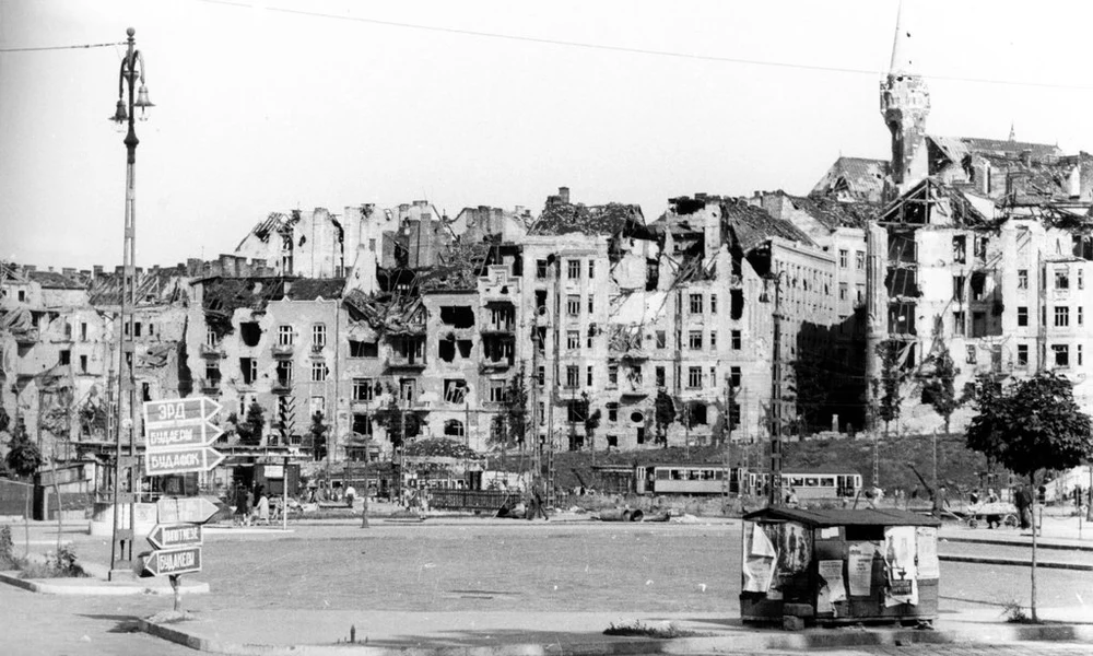 A Széll Kálmán tér 1945-ben