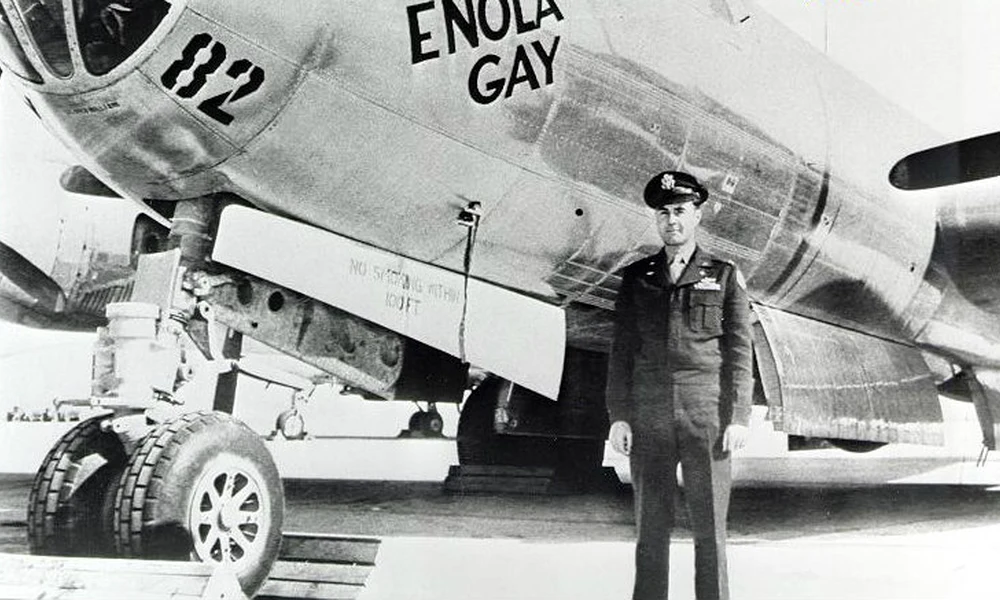 Az Enola Gay és parancsnoka
