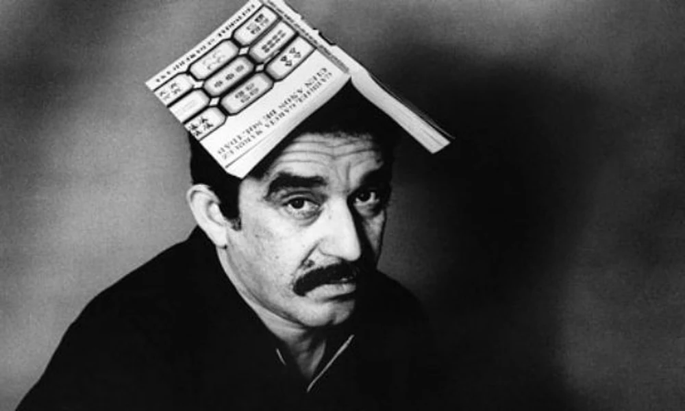 Gabriel García Márquez fején a Száz év magány egy példányával