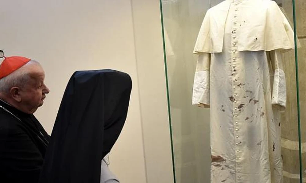 II. János Pál pápa véres reverendája