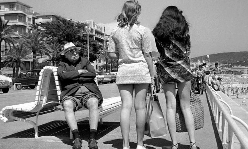 Egy nyugdíjas férfi nézi a miniszoknyás lányokat Nizzában, 1969-ben