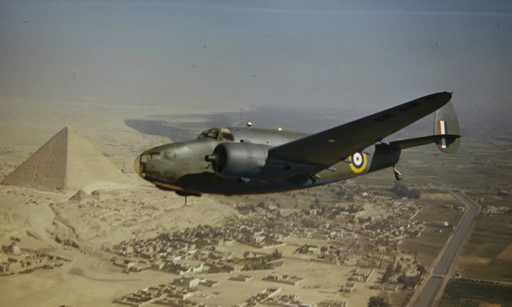 Az egyiptomi piramisok felett repül a Royal Air Force Lockheed Hudson könnyűbombázója 1942-ben