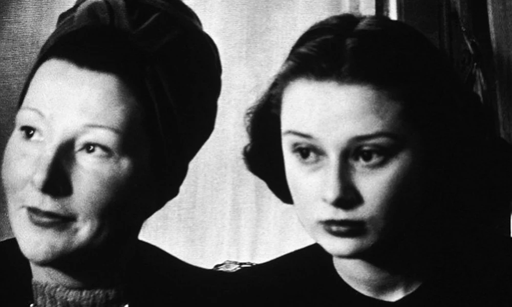 A tinédzser Audrey Hepburn édesanyjával