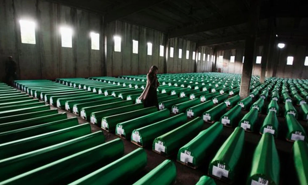 A srebrenicai mészárlás áldozatainak koporsói