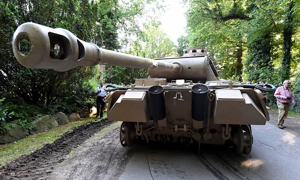 A villa pincéjében talált tank
