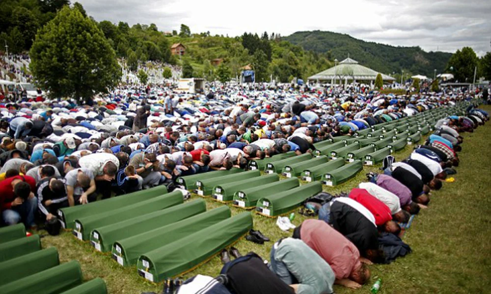 A srebrenicai áldozatok gyászolói
