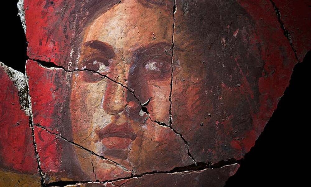 A hárfán játszó nő ábrázolása az Arles-ban feltárt falfestményen