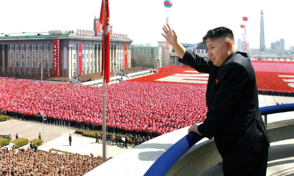 Kim Dzsongun integet egy katonai parádén
