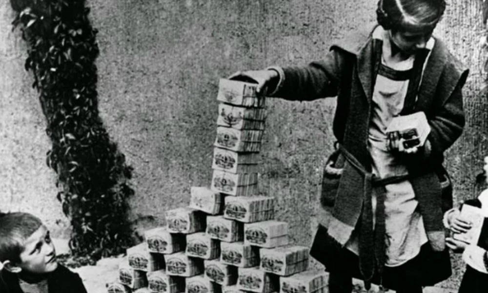 Gyerekek játszanak a teljesen elértéktelenedett pénzzel az 1920-as évek elején Németországban