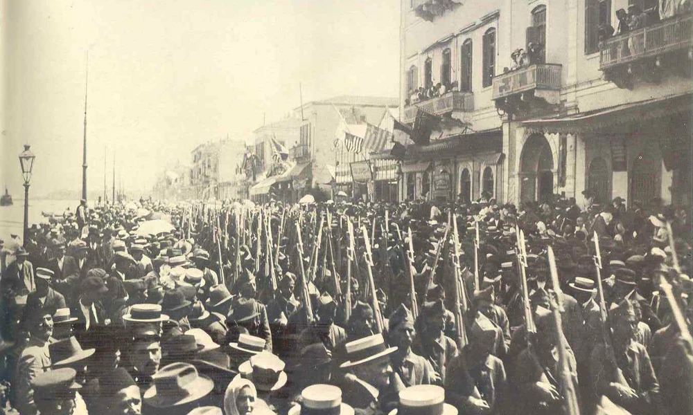 Görög csapatok masíroznak a nyugat-törökországi Szmirna utcáin 1919 májusában