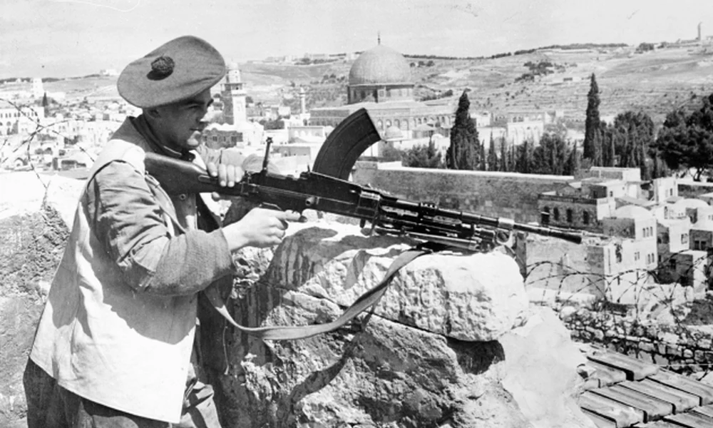 Brit katona áll őrt a Jeruzsálemben város arab és zsidó negyedét elválasztó demarkációs vonalon 1948 májusában