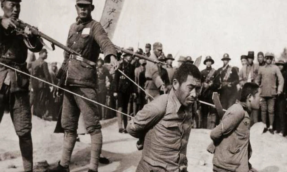 Japán katonák és kínai foglyaik